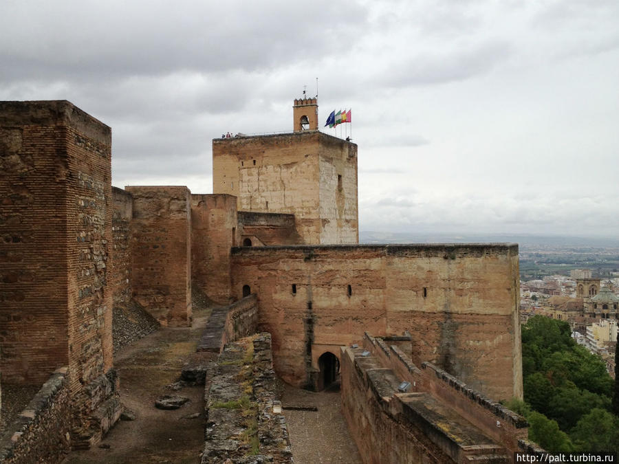 Крепость Алькасаба. Виды Гранады с ее башен просто потрясающие Гранада, Испания