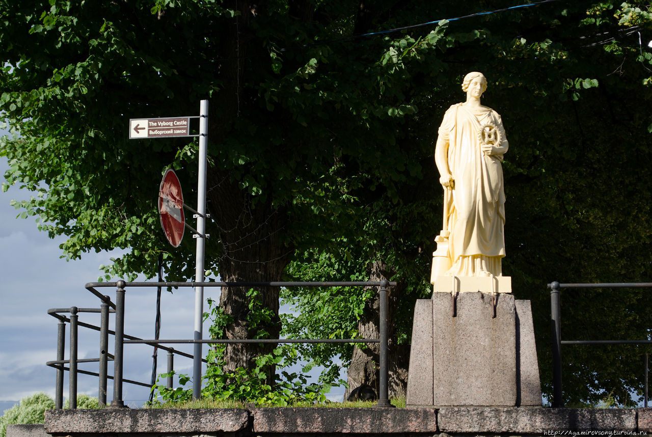 Статуя около моста на Замковый остров.