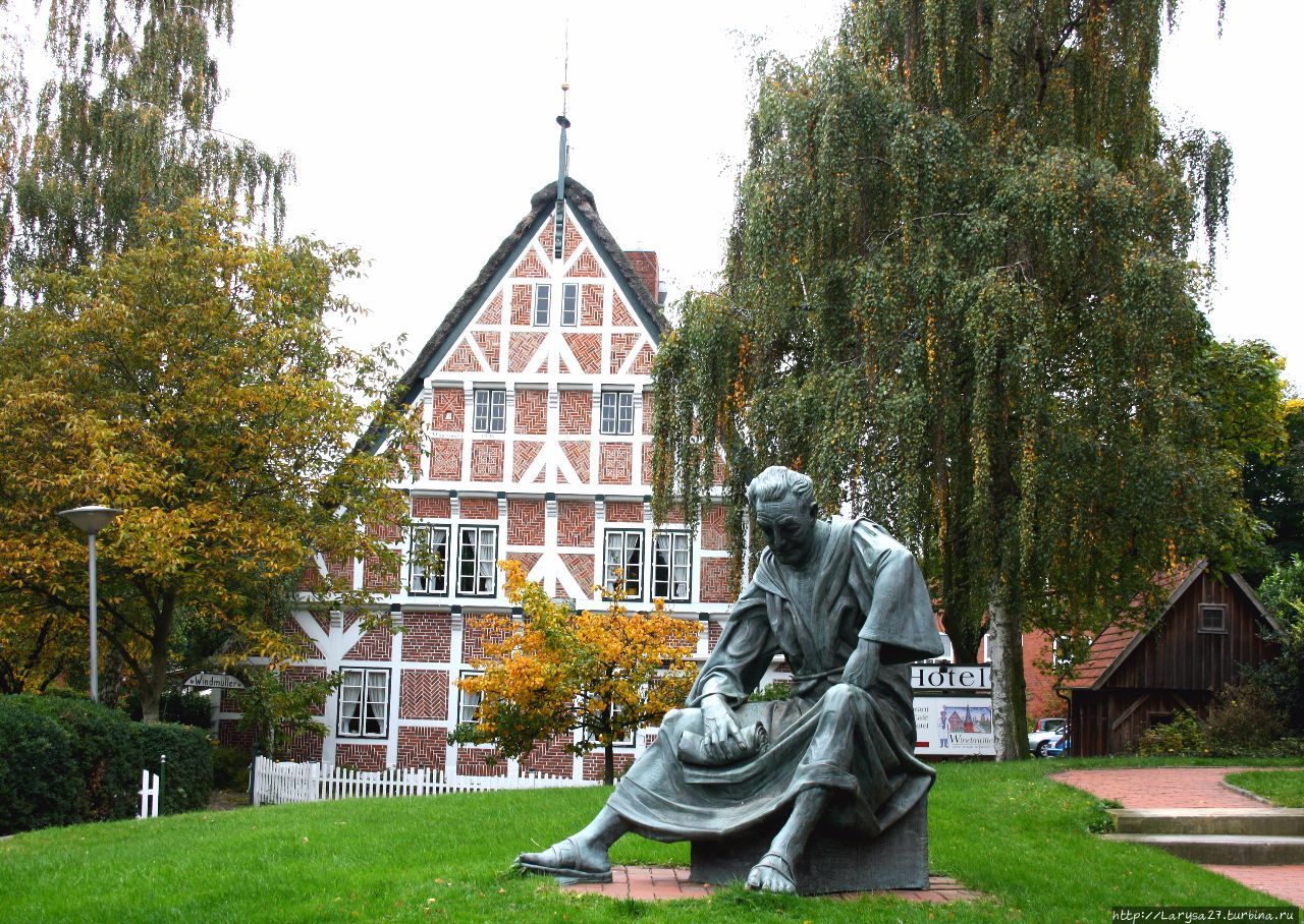 В XII веке эти земли колонизировали голландские переселенцы и в память об этом установлена скульптура священника Генриха Штаде, Германия