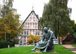 В XII веке эти земли колонизировали голландские переселенцы и в память об этом установлена скульптура священника Генриха