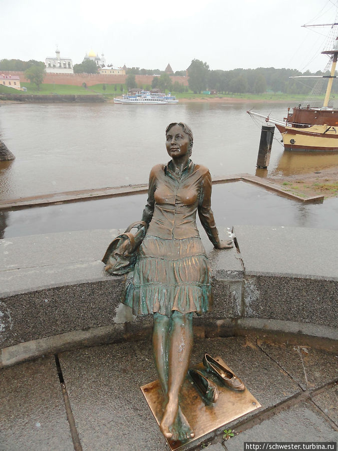 Памятник девушке-туристке у пешеходного моста Великий Новгород, Россия