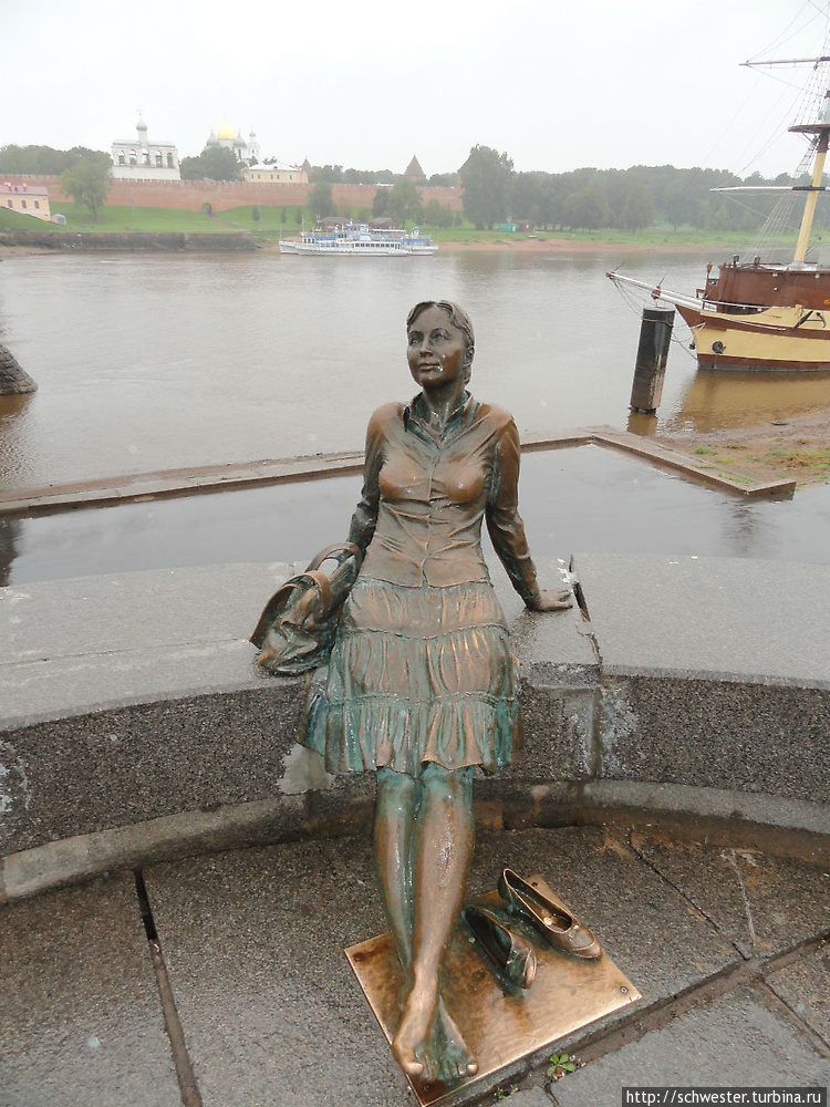 Памятник девушке-туристке