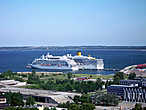 Морской порт, откуда для многих начинается знакомство с Таллинном.