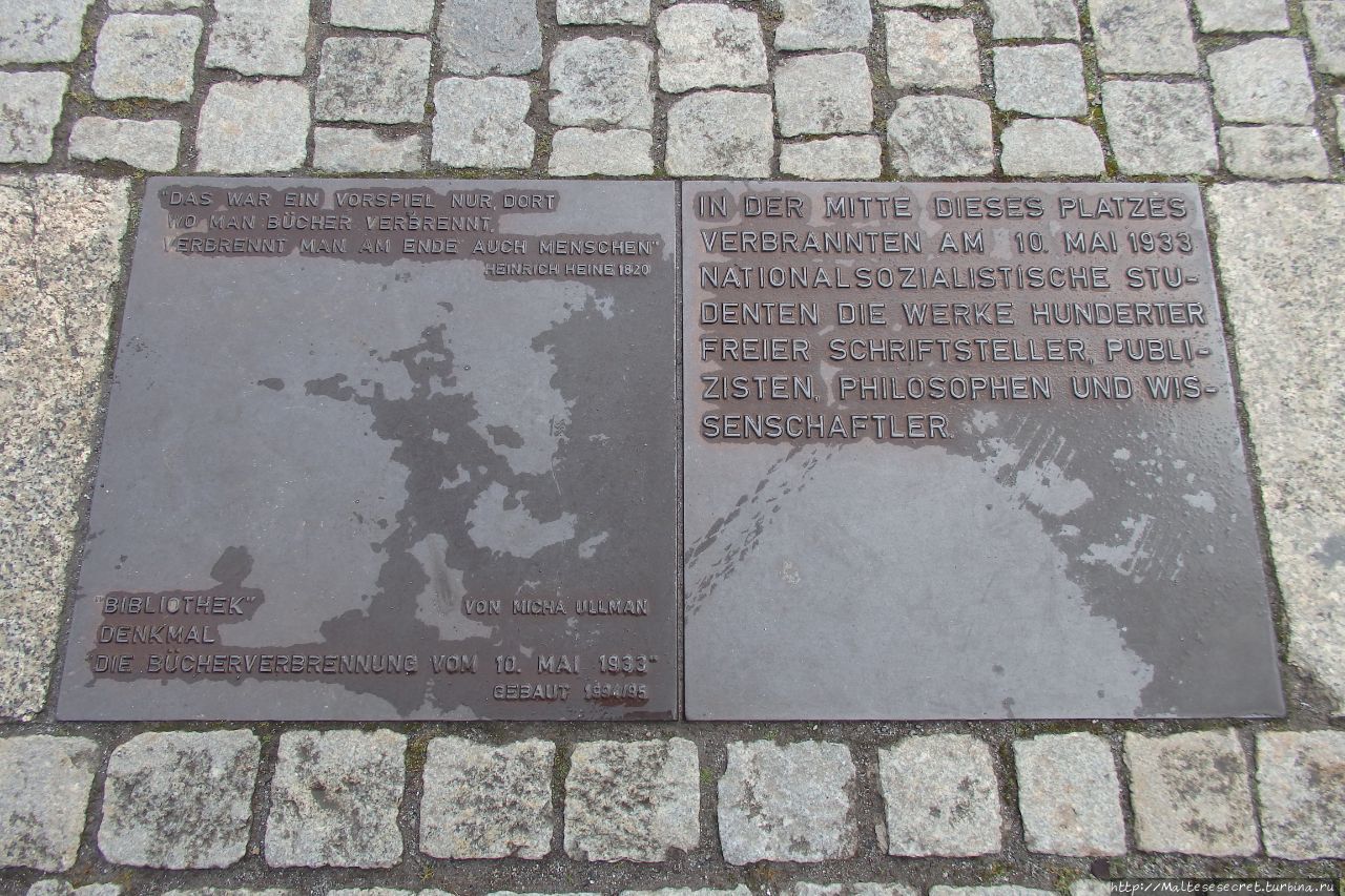 Памятная доска с историей сжигания книг Берлин, Германия