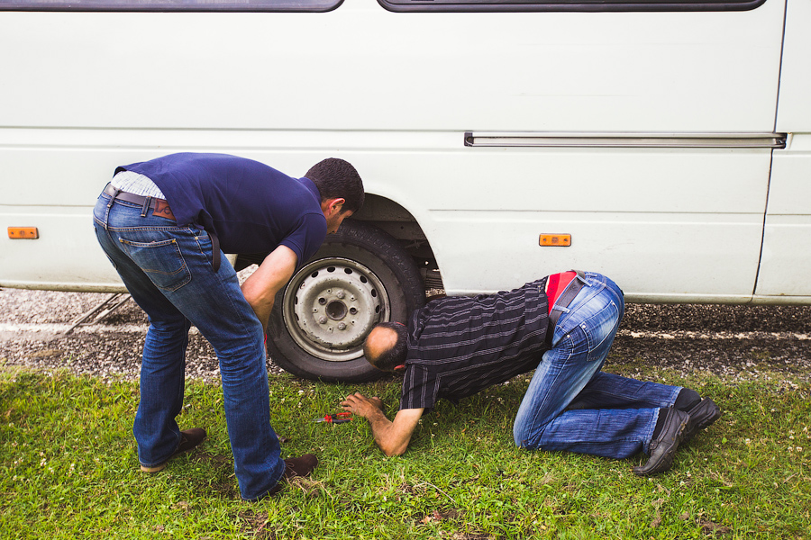 Следующим пунктом назначения был городок Зугдиди, название которого я не мог запомнить несколько дней.. Тут мы должны были пересесть на маршрутку до Местии.
Грузинские водители — особая тема для разговора.. Подвезти тебя хочет каждый! Ощущение, что у кого тут есть маршрутка, тот правит миром, ну или просто не бедствует:) Но при этом все распределено — кто за кем по плану должен ехать и куда.. Но нам было важнее уехать дешевле, поэтому за час успели пообщаться почти с каждым водителем, и каждый готовы был нас везти.. но при этом каждому не нравилось, что каждый нас хочет везти! Мы и сами уже запутались! А дальше как в кино... Пустырь, съезжаются все маршрутки, водители собираются в кружок в центре и начинают бурно выяснять отношения.. Через 5 минут один из них подходит к нам и говорит: 