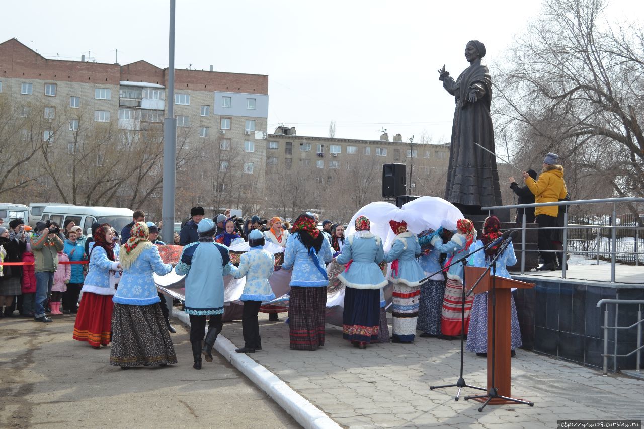 Памятник Лидии Руслановой Саратов, Россия