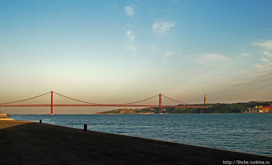 вид на Тежу, на знаменитый мост совсем вдали на Статую Христа Лиссабон, Португалия