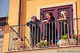 Многие местные жители наблюдают за представлением со своих балконов и из окон.