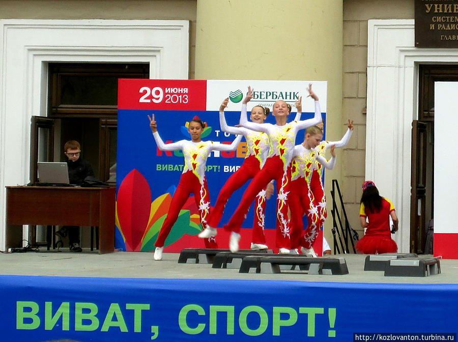 В ожидании карнавальной кавалькады зрителей развлекают юные спортсмены. Томск, Россия