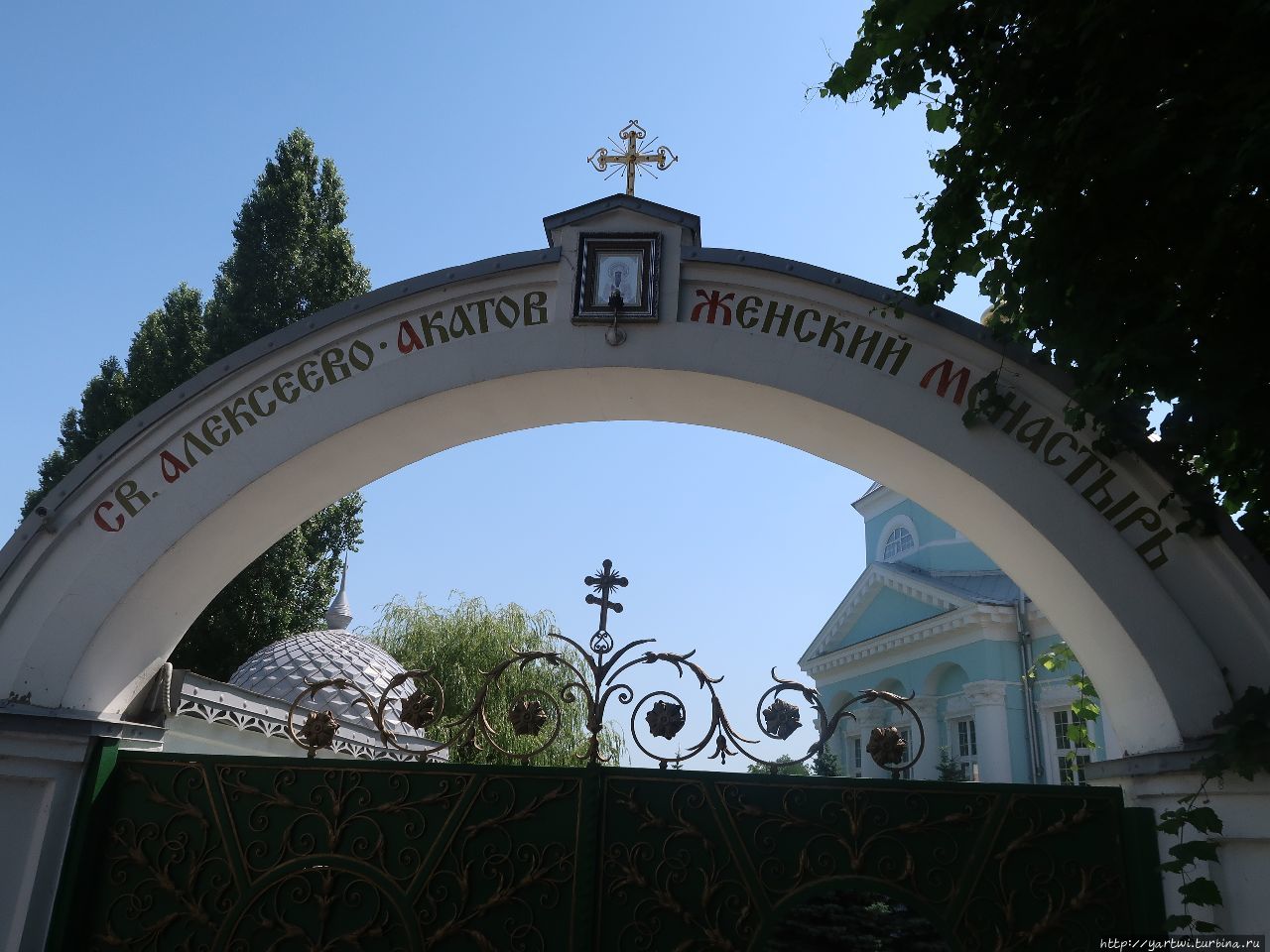 Алексеево-Акатов женский монастырь Воронежа. Перед входом в монастырь.