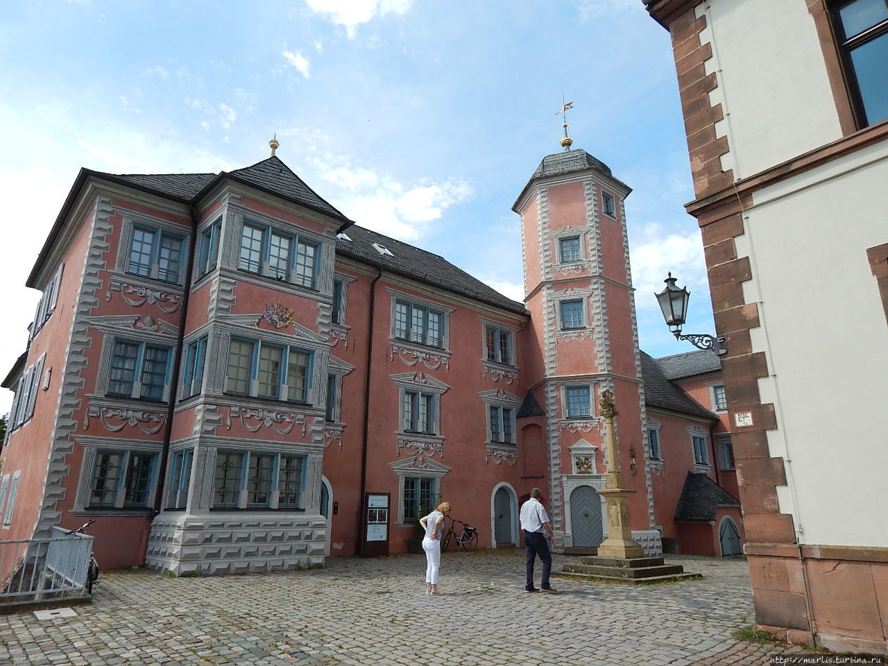 Резиденция епископов, ныне краеведческий музей, Lobdengau-Museum. Во дворе музея можно увидеть копию римской колонны Юпитера. Ладенбург, Германия