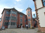 Резиденция епископов, ныне краеведческий музей, Lobdengau-Museum. Во дворе музея можно увидеть копию римской колонны Юпитера.