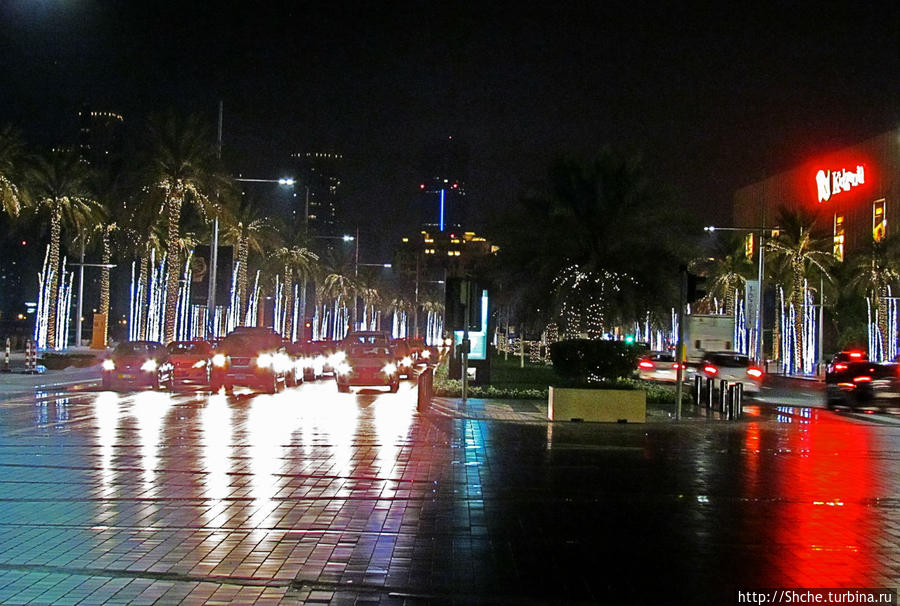 движение по улицам Дубаи не останавливается ни на минуту, так что пересечь проспект не на светофор шансов ни каких Дубай, ОАЭ