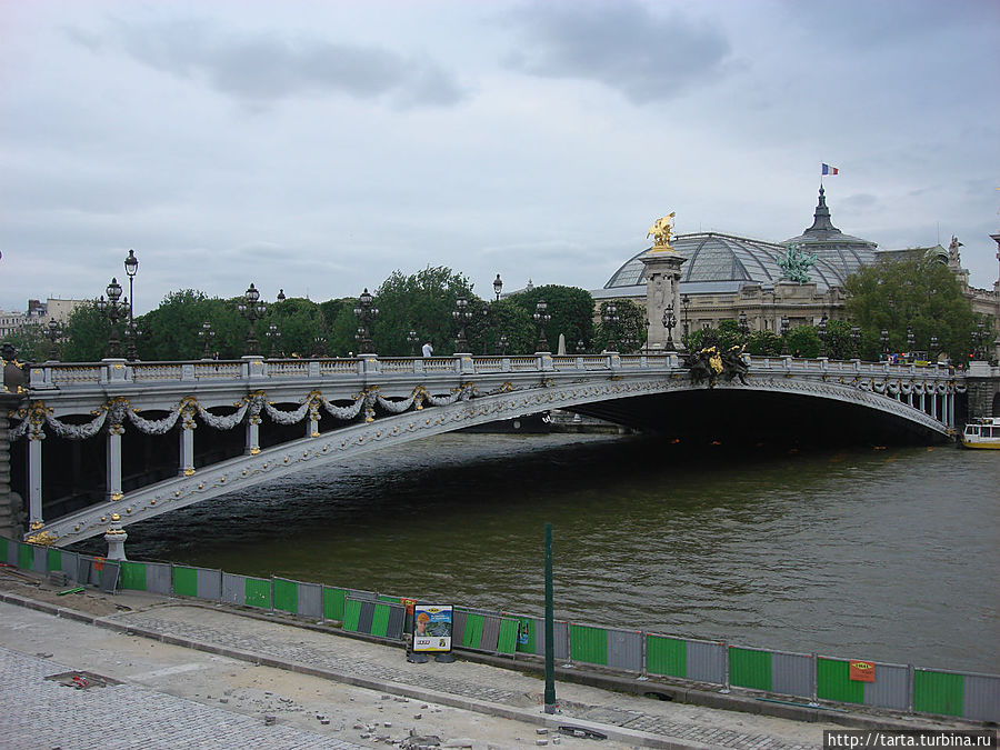 Самый красивый мост Парижа — мост Александра III.