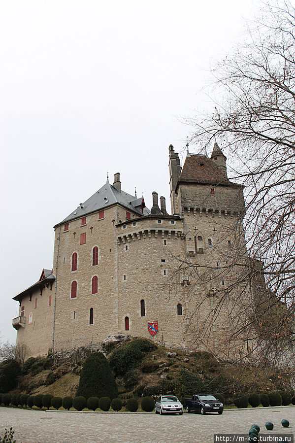 Замок Ментон Сен-Бернар на двухсотметровой скале Анси, Франция