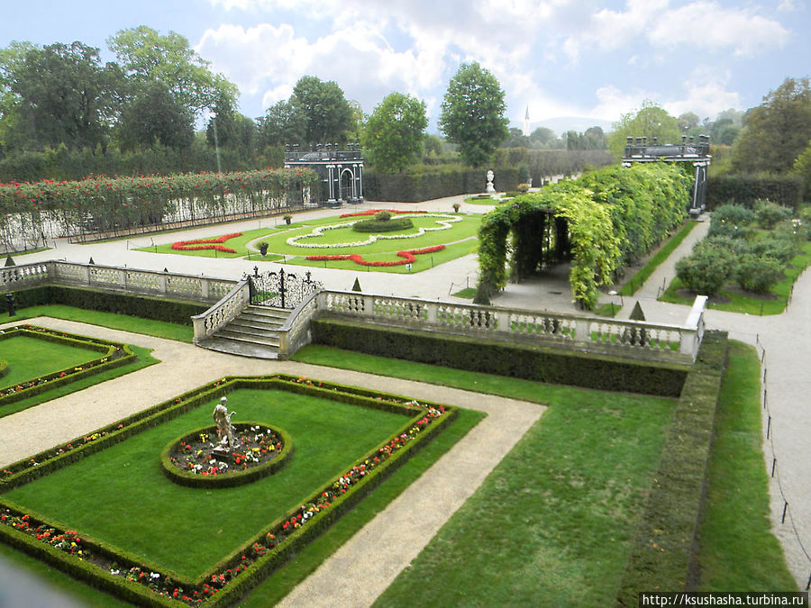 Из окон дворца открывается великолепный вид на парк. Вена, Австрия