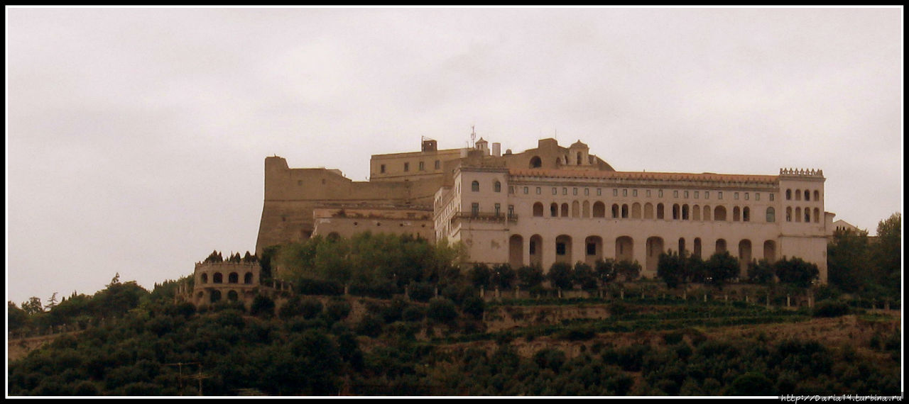 В кельях монастыря расположена музейная экспозиция Неаполь, Италия