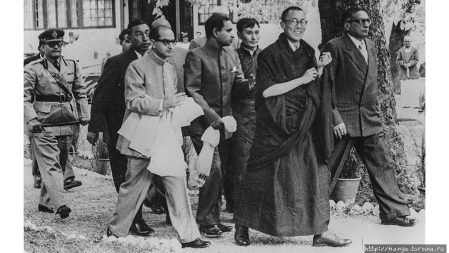 Далай-лама XIV прибывает в дом Бирла в Муссури, Индия, после бегства из Тибета в апреле 1959 года. Из интернета Тибет, Китай