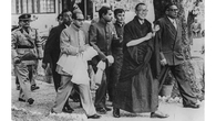Далай-лама XIV прибывает в дом Бирла в Муссури, Индия, после бегства из Тибета в апреле 1959 года. Из интернета