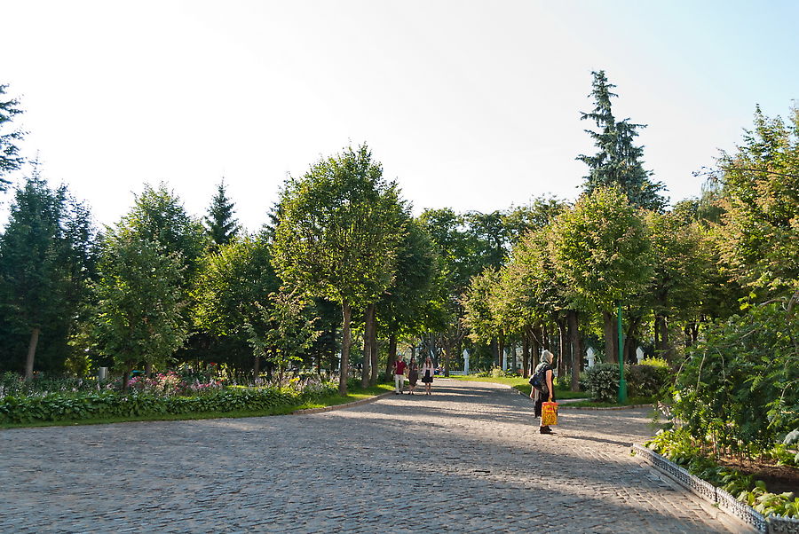 На ее территории достаточно спокойно и гармонично. Мне тут нравилось готовиться к экзаменам в конце весны.