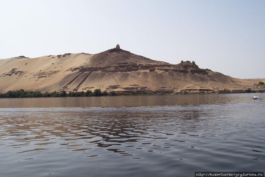 Пустынный берег Нила в Асуане Асуан, Египет