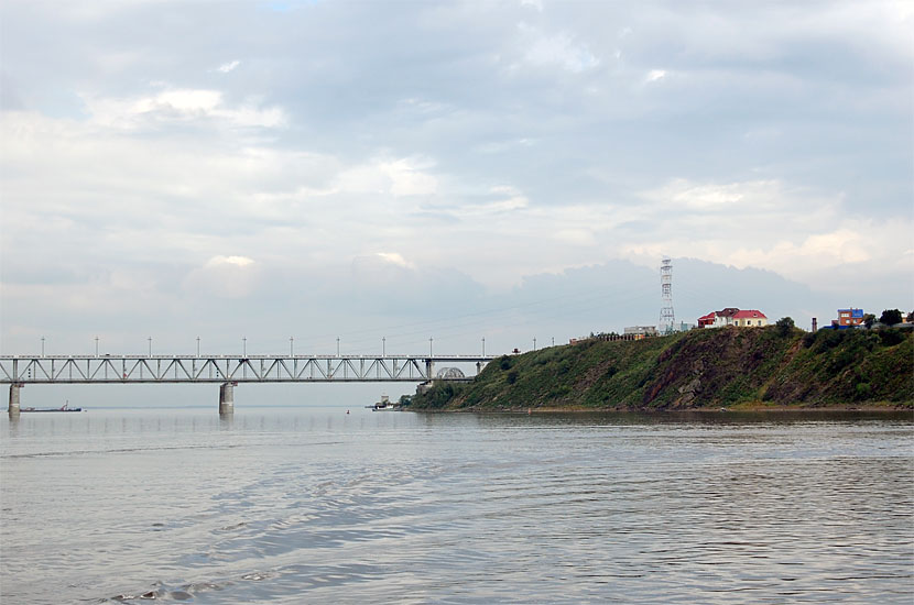 Автомобильный (сверху) и железнодорожный (снизу) мост через Амур Хабаровск, Россия