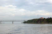 Автомобильный (сверху) и железнодорожный (снизу) мост через Амур