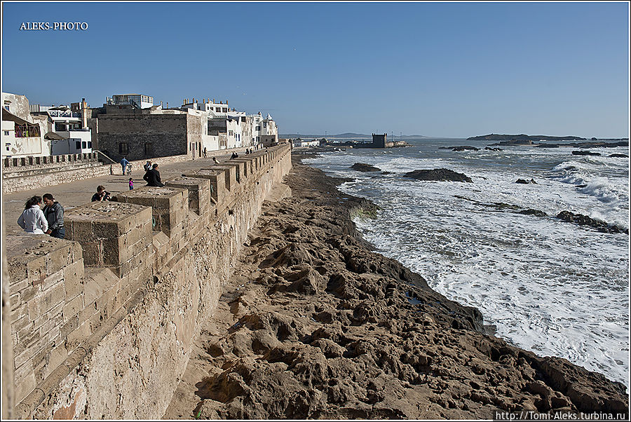 На самом деле, вид со стороны океана на крепостные стены — довольно суровый...
* Эссуэйра, Марокко