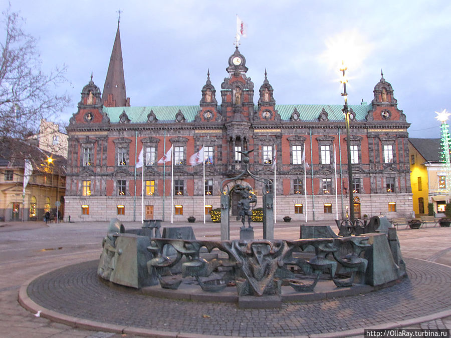 Фонтан и ратуша Мальмё (построена в начале 17 века, при реконструкции перепроектирован фасад в стиле Ренессанса). Мальмё, Швеция