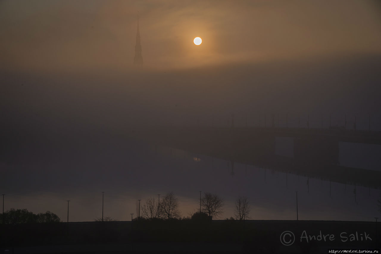 Туманное утро над Старой Ригой Рига, Латвия