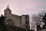 Справа видна романская башня Карла Великого (Шарлемань), слева от неё легендарная гаргулья в виде каменной ведьмы.
