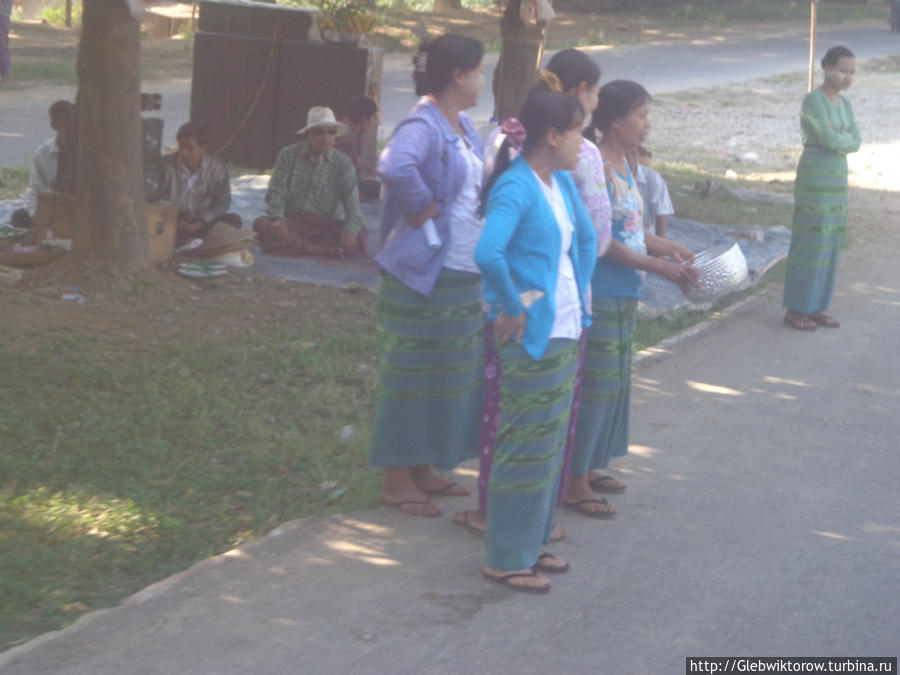 Ряженые попрошайки на выезде из Мандалая Мандалай, Мьянма