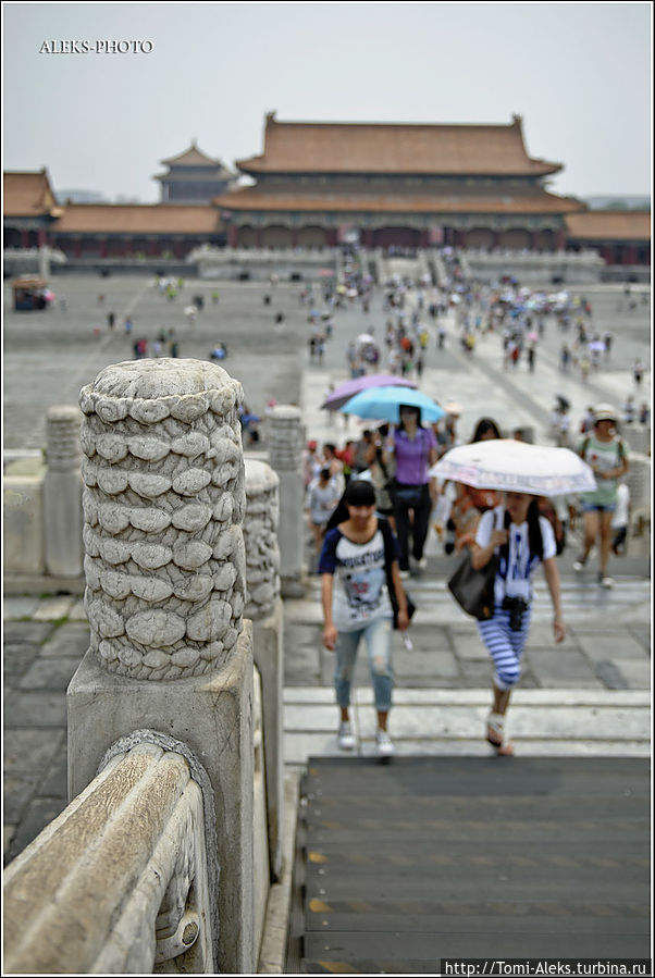 Важная деталь: на небе нет солнца, а все китаянки с зонтиками. Они тщательно оберегают свою кожу от загара. Нежная светлая кожа — признак благородной породы...
* Пекин, Китай