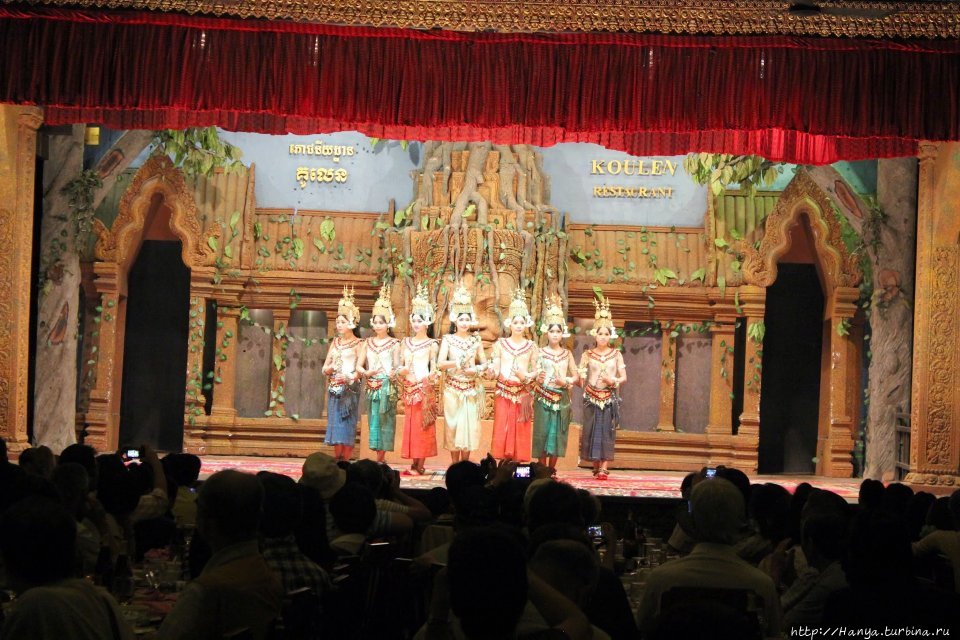 Танцевальное шоу в ресторане Кулен. Фото из интернета Сиемреап, Камбоджа