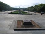 На территории мемориала, воздвигнутого в ознаменование разгрома гитлеровского нацизма, погребено более 7000 советских солдат. Второй по величине парк Берлина – свидетель многих событий, происходивших в Германии и Европе в течение столетия.
