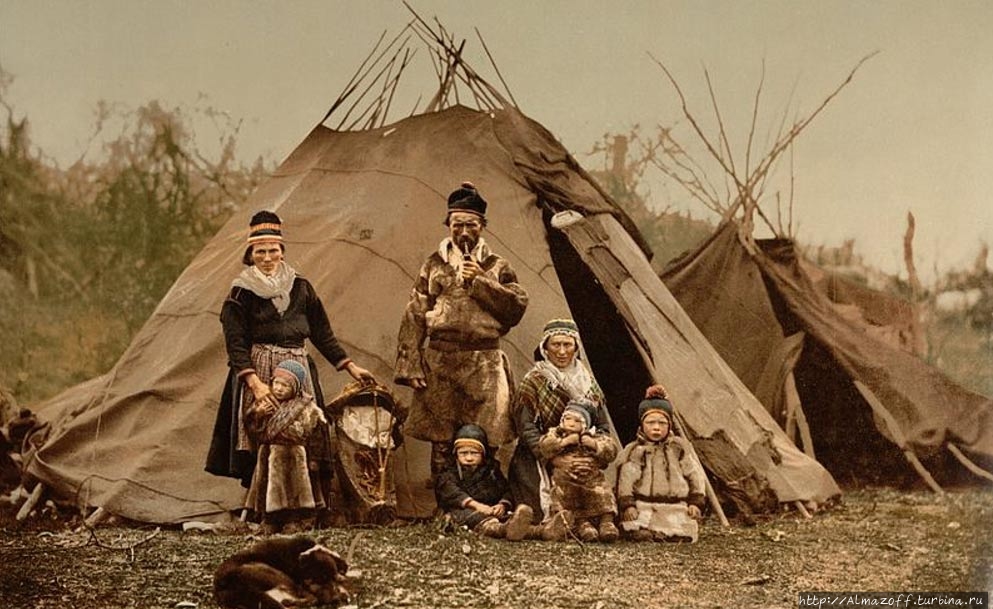 Семья саамов перед домом, начало 1900-х годов, Норвегия. Струпен, Норвегия