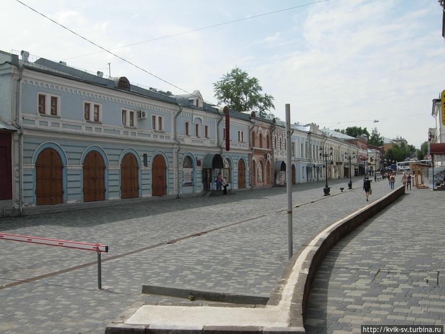 Ну  здесь понятно- «Вятский пешеходный Арбат» , кстати очень красиво все выполнено, мостовая голубоватым булыжником мощеная, по краю улицы старые арочные ворота, и все в одной голубоватой гамме, все вместе очень красиво смотрится, и хотя время было разгар дня, особо видно что совсем малолюдно здесь. Киров, Россия