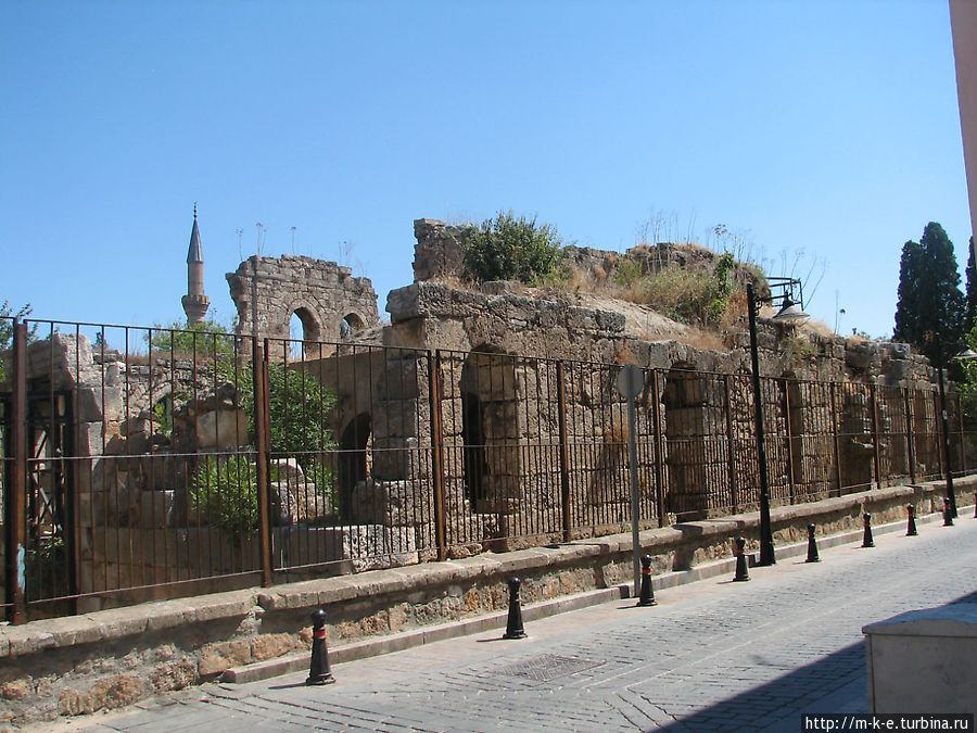 Усеченный минарет и развалины мечети Анталия, Турция
