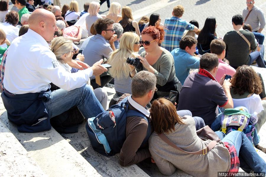 Люди у Испанской лестницы. Рим, Италия