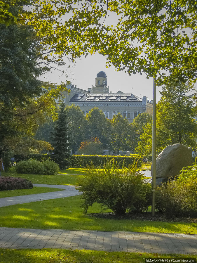 Прогулка в осеннем Верманском парке Рига, Латвия