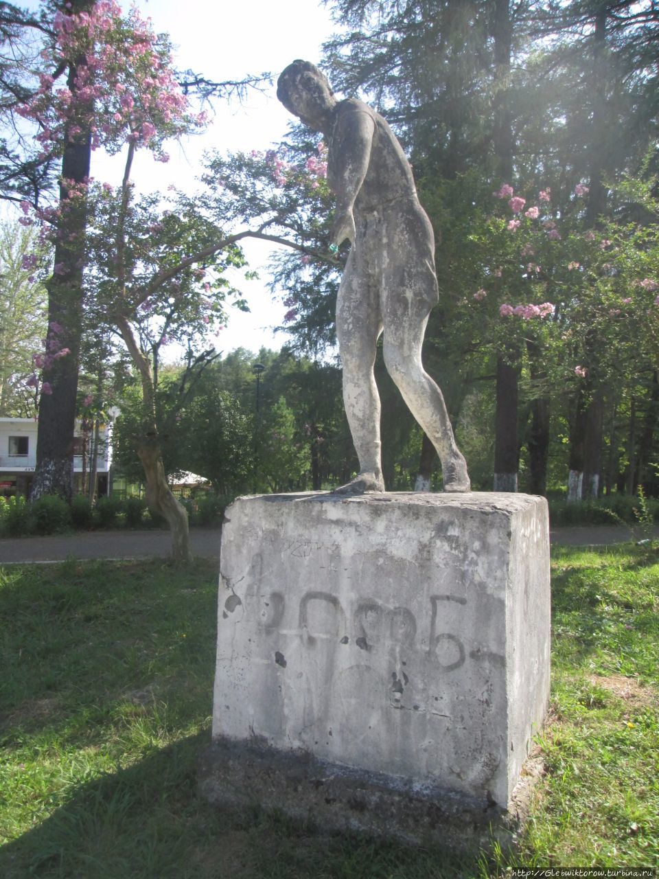 Прогулка по курортному парку в центре Цхалтубо, Грузия