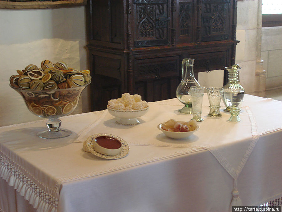 Столы с напитками и яствами пришли на смену средневековым подмостям. Амбуаз, Франция