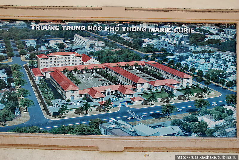 Плакат на заборе школы Хошимин, Вьетнам