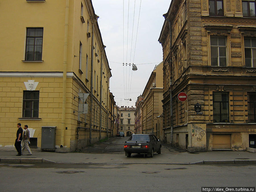 Иностранный переулок между 13 и 14 линиями. Санкт-Петербург, Россия