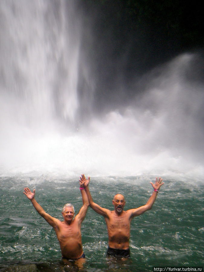 На водопаде La Victoria можно купаться Аренал, Коста-Рика