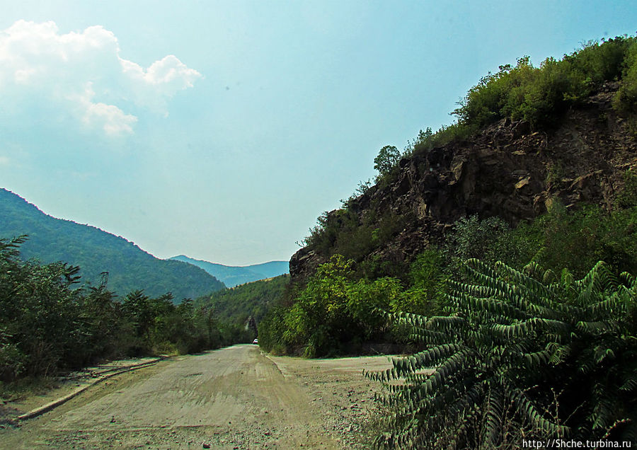 после Черепиша дорога идет вниз, пересекаем реку  и аж до Своге уже продолжаем путь по днижу вдоль Искыра Природный парк Врачанский Балкан, Болгария