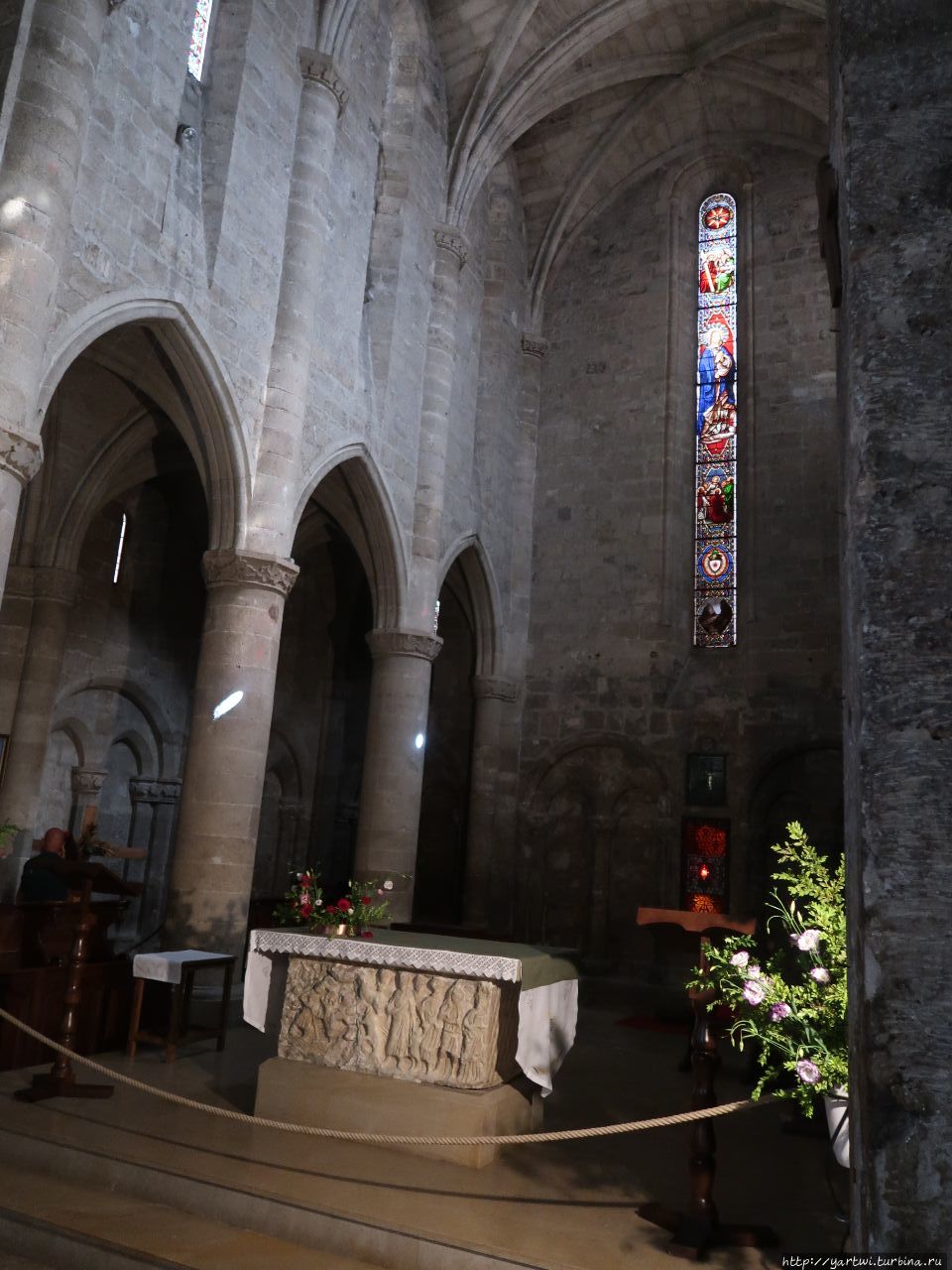 Купол церкви необычный — он расширяется снизу-вверх. Мустье-Сент-Мари, Франция