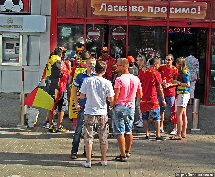 первые группки испанцев, встреченных нами в городе Донецк, Украина