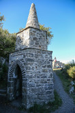 Ещё один обелиск, маленький, называемый в народе Ведьмина Шляпа. Впрочем, большой Обелиск тоже иногда так называют.