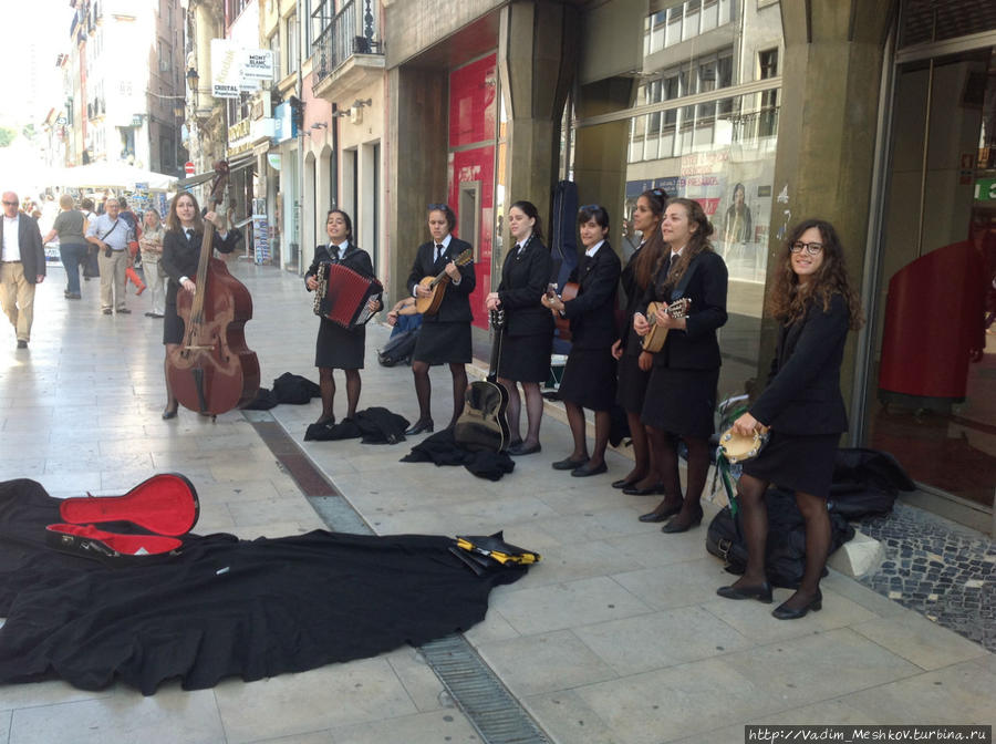 Студентки поют на центральной улице Коимбры. Коимбра, Португалия